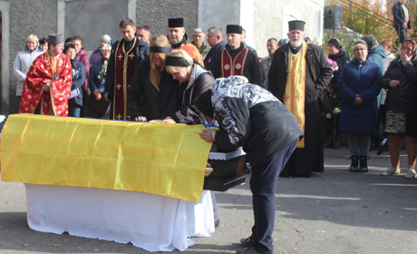 Ще не встигла оплакати одного сина, як у дім знову постукала біда. У Сатанові попрощалися із Героєм