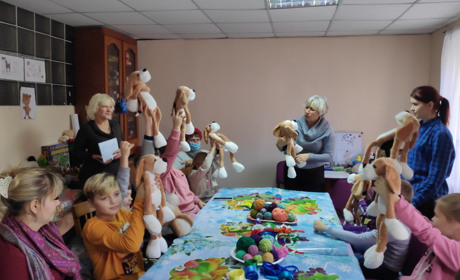 Собака-обіймака, або ж хібукі, у Первомайську оселилася та лікує дітей в арт-центрі «Ольвія»