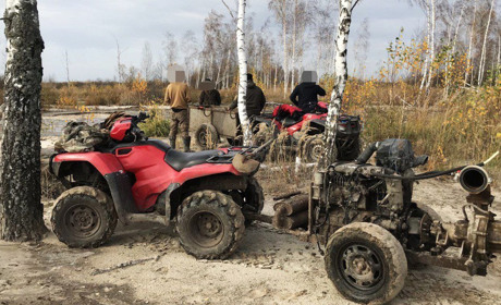 Старателі активізувались: у Сарненському районі поліцейські ловили бурштинокопачів