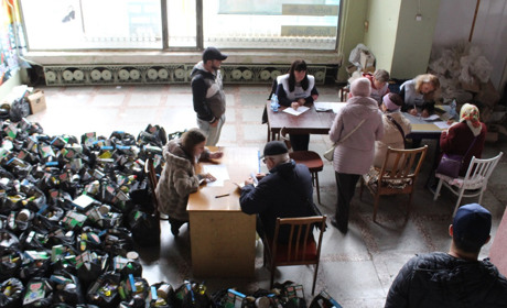 Волонтери ГО "Даруй добро Україна" видали набори вимушеним переселенцям у Жовтих Водах