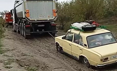 Дощі знову розмили «дорогу життя» під Запоріжжям: ДСНС рятували машини