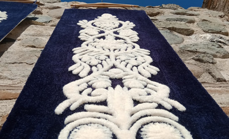 Як “кам’яні вишиванки” переїхали на текстильні панно