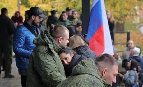 Російські жінки шукають своїх "мобіків" на Луганщині. Чому не вірять командирам Путіна