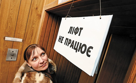 У багатоповерхівках Лозової не працюватимуть ліфти. В чому причина