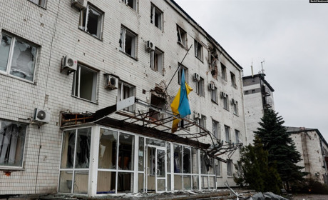 Росіяни авіацією руйнують Мар’їнку. Відео авіаударів