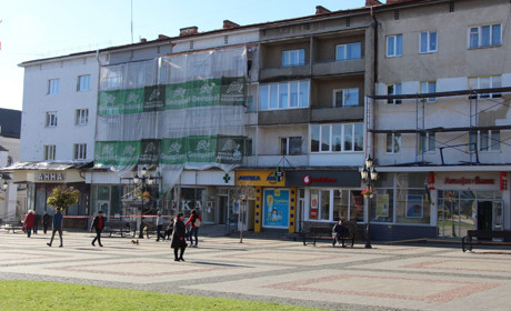 На Площі Ринок розпочали ремонтувати фасади будинків