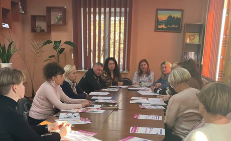 Новини воєнного часу. Старокостянтинівщина. Засідання ради, встановлення зупинки, висаджені дерева