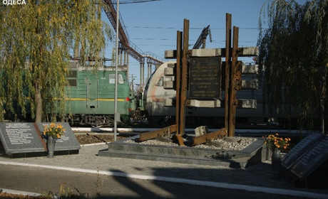 На Одещині відкрили пам'ятник загиблим залізничникам з рейок та шматків ракети