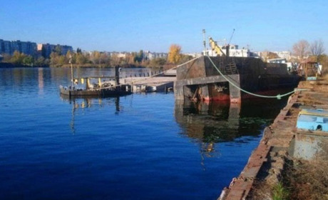 Росіяни підривають судна біля причалів Дніпра: Херсону загрожує екокатастрофа