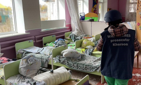 Вибиті вікна та понівечені ліжка: окупанти фактично зруйнували дитсадок на Херсонщині