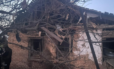 Ворог обстріляв Нікополь та громади району: постраждала літня жінка, понівечено будинки