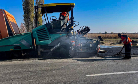 Одеські дорожники готуються до зими: асфальтують майданчики для зберігання солі та піску