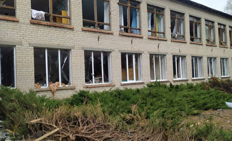 У селищній школі біля Гуляйполя, після обстрілу вдалося врятувати лише частину меблів і бібліотеку