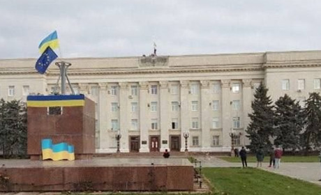 Українські військові зайшли до Херсона: люди зустріли їх обіймами та вигуками "Слава ЗСУ". ВІДЕО