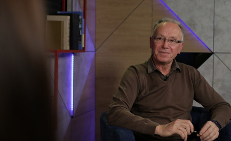 Під час обстрілів хотілося окрилювати людей: журналіст Владислав Савенок у проєкті “Життя в облозі”