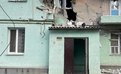 Окупанти завдали удару по Кураховому: пошкоджена школа, міська рада і два житлових будинки