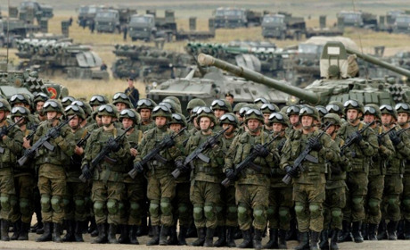 Російські військові звозять аеродромні плити до села Стрілкове та облаштовують позиції