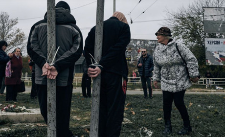 У Херсоні двох колаборантів прив'язали до стовпів