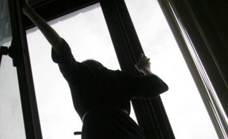 Южненка випала з вікна багатоповерхівки