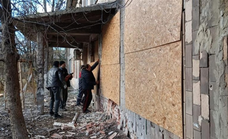 У Торецьку відновлюють будівлю амбулаторії після обстрілу російських окупантів