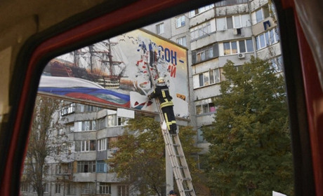 Херсон позбувається російської макулатури. Фоторепортаж від ДСНС