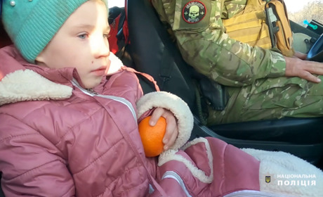 Доставили до лікарні: поліція Курахового врятувала дівчинку з високою температурою