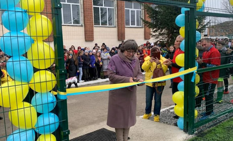 Мати загиблого воїна з Дубровиччини оплатила будівництво футбольного поля в пам’ять сина