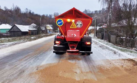 На дорогах Чернігівщини усувають наслідки першої ожеледиці: водіїв закликають бути уважнішими