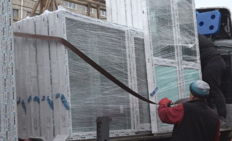 У Лозовій замість пошкоджених обстрілами вікон видають нові енергозберігаючі склопакети. Хто отримав