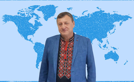 Відмовився працювати на окупантів, а тепер вчить дітей з-за кордону: історія директора з Херсонщини