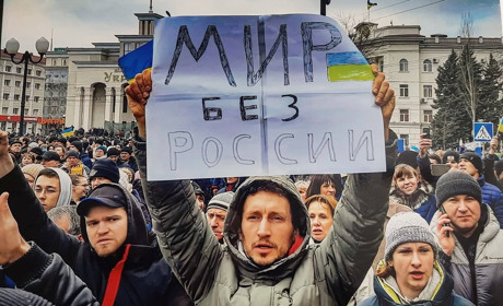 У Луцьку відкрили виставку фоторобіт “Нескорений Херсон” Олександра Корнякова