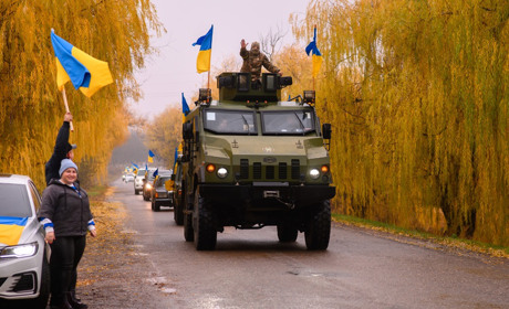 Захисники на "Варті", а біляївці на ретромотоциклах: патріотичний автопробіг у Біляївці, як це було