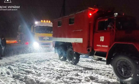 Потрапили в снігову пастку: рятувальники витягували три вантажівки у нашому районі
