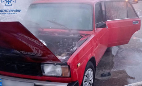 У Стебнику загорівся автомобіль: пожежу гасили вогнеборці