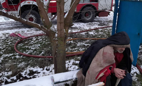 Пожежа на Сарненщині: рятувальники евакуювали чоловіка з палаючої будівлі