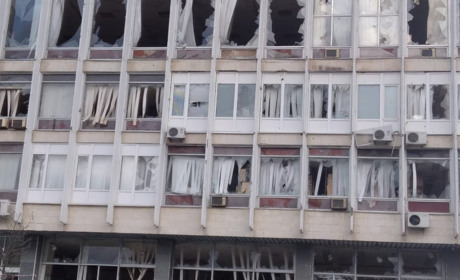 Російські військові обстрілюють житлові будинки у Херсоні. Є загиблі та поранені