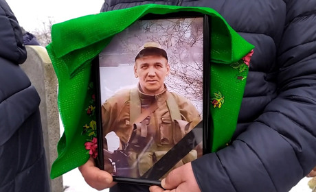 На Менщині поховали бійця, який загинув на Донеччині