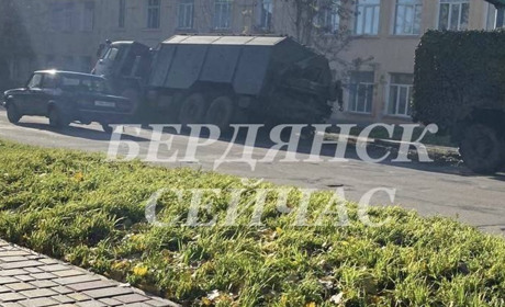В Бердянську машина окупантів в'їхала в зливосток