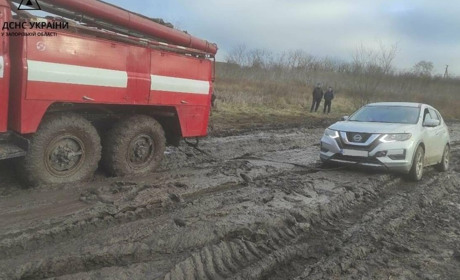 На дорозі життя у Василівці застрягло близько 100 машин