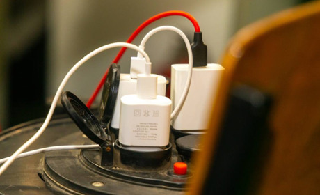 У Нікополі можна безкоштовно підзарядити гаджети та зігрітися в спеціальному пункті