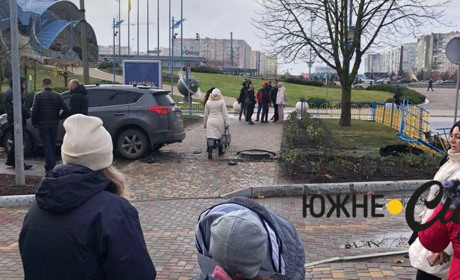 Водій зніс огорожу: посеред Южного сталася ДТП за участі позашляховика (ФОТО)