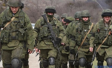У Новомиколаївці та Красному росіяни перевіряють документи, телефони та будинки місцевих жителів