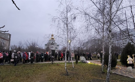 Мітінг-реквієм відбувся біля пам’ятного знаку жертвам голодомору в Южноукраїнську. Сумний репортаж
