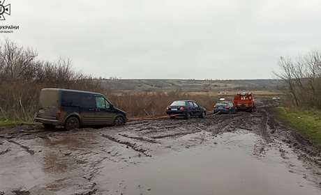 За Василівкою з розмитої дощами дороги рятувальники витягли за добу 45 автомобілів. Фото і відео