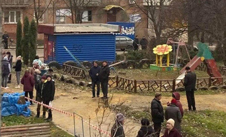 Окупанти завдали удар по Кураховому: снаряд впав на дитячий майданчик. Відео