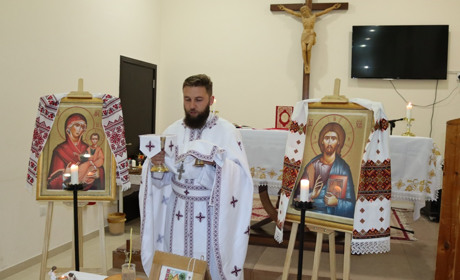 Українська громада в Еміратах молитовно відзначила памʼять жертв Голодомору в Україні