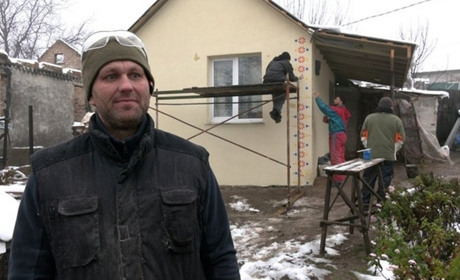У Чернігові волонтери відбудували житло для сестер-пенсіонерок, які жили у курнику