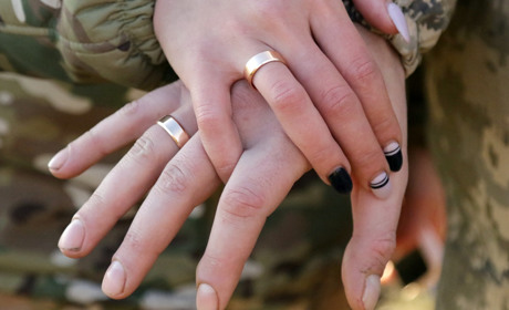 Побралися в окопах. В зруйнованій Мар’їнці одружилися українські десантники