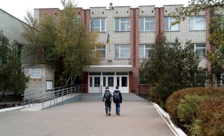 Погрожував учителям "підвалом"