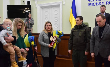 Родини загиблих Героїв-азовців Віталія Трухана та Валентина Пармьонова отримали державні нагороди